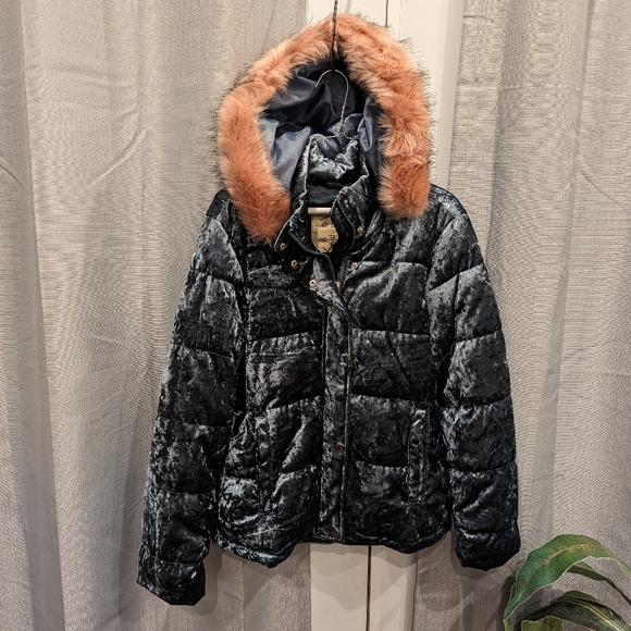 Ladies adorable Ci Sono velvet jacket. - Picture 4 of 6